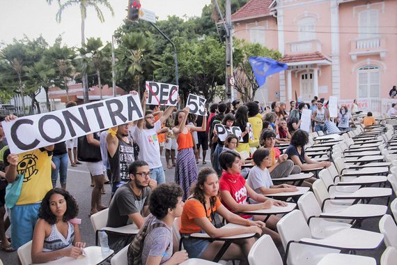 "Os 60% que a PEC da Morte precisa hoje no Senado para ser aprovada são o inverso dos 60% do povo que querem vê-la rejeitada", diz o editor do Tijolaço, sobre a votação em segundo turno da PEC 55 nesta terça-feira, 13; "Só um entre quatro brasileiros acreditou na história de que é cortando as nossas já miseráveis educação, saúde e assistência social este país será um paraíso de desenvolvimento e felicidade", lembra