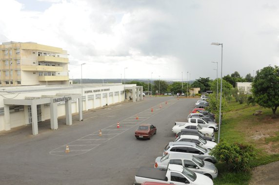O Hospital Regional do Paranoá, no Distrito Federal, suspendeu temporariamente o atendimento aos pacientes do pronto-socorro alegando superlotação, entre as 18h desta terça-feira (10) e as 7h desta quarta; de acordo com a direção da instituição, a capacidade de internação é de 22 pacientes, mas havia 46 pessoas internadas