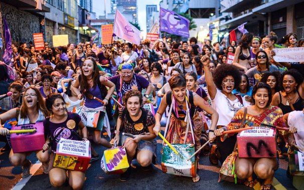  "É incrível ouvir, ver e sentir a ação política de mulheres, majoritariamente jovens, de todos os credos, etnias e orientações sexuais na articulação de movimentos que transcendem as organizações tradicionais da sociedade (partidos, corporações, sindicatos, igrejas, escolas)", diz o cientista político Robson Sávio Reis Souza; "Nesses movimentos, percebe-se com clareza como as mulheres têm uma extraordinária capacidade de agregar e unir forças, uma enorme resiliência para enfrentar com fé, afeto e coragem todo o tipo de adversidade, superando barreiras e contrapondo a tradicional competitividade masculina que obstaculiza, por exemplo, uma união das forças progressistas num momento tão dramático da vida nacional"