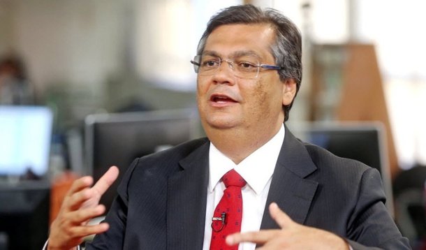 O governador do Maranhão, Flávio Dino, afirmou que 2017 será um ano de mais investimentos; "Porque nós temos, em primeiro lugar, não só operações do BNDES que estamos executando como também novas operações. Nós celebramos já duas operações de crédito com a Caixa Econômica, totalizando mais de R$ 500 milhões, dinheiro que vai para mobilidade urbana, estradas, que vai para viaturas, água"; questionado sobre como enfrentar a crise econômica, Flávio Dino afirmou que se baseia em uma estratégia que é uma dualidade. "De um lado, investimentos públicos; de outro, políticas sociais. Esta é a nossa estratégia, estratégia na qual a gente acredita"
