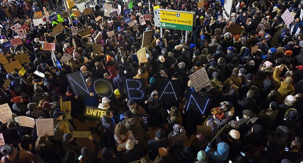 Centenas de manifestantes se reuniram em frente ao aeroporto JFK, em Nova York, para protestar contra o decreto de Donald Trump que proíbe entrada de refugiados e imigrantes de sete países muçulmanos nos EUA; com faixas que diziam frases como "Deixe meus amigos aqui" e "Sem ódio, sem medo, refugiados são bem-vindos aqui", os manifestantes prestaram solidariedade aos imigrantes atingidos pelo decreto da administração Trump, que horas depois foi suspenso por decisão da Justiça Federal dos Estados Unidos 