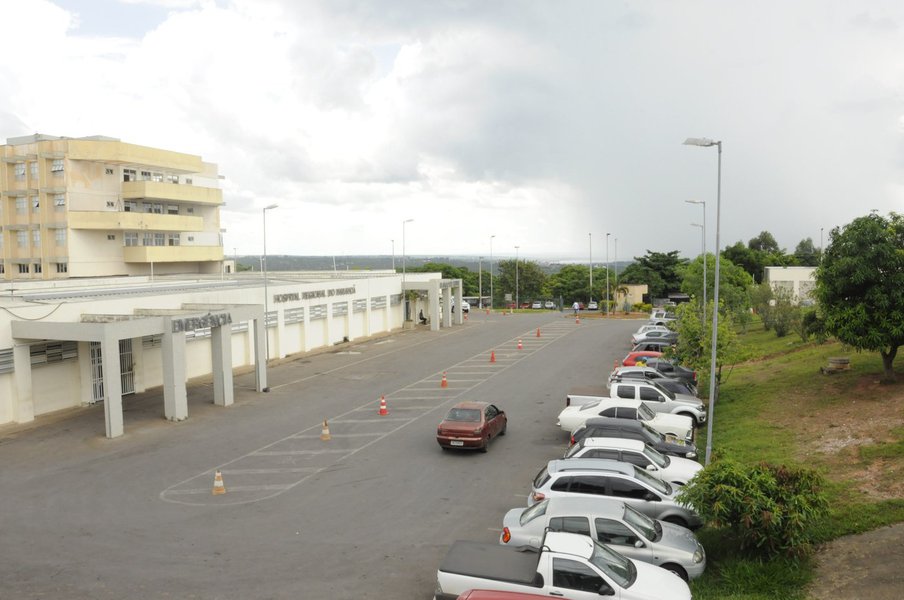 O Hospital Regional do Paranoá, no Distrito Federal, suspendeu temporariamente o atendimento aos pacientes do pronto-socorro alegando superlotação, entre as 18h desta terça-feira (10) e as 7h desta quarta; de acordo com a direção da instituição, a capacidade de internação é de 22 pacientes, mas havia 46 pessoas internadas