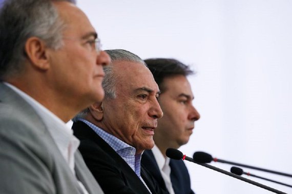 O jornalista Janio de Freitas comenta em sua coluna, na edição deste domingo (4), que o Brasil vive uma crise institucional; "O Brasil está no terceiro ano de uma desconstrução que só tem encontrado estímulos, nenhum obstáculo. A crise passou de política a institucional, como previsível. Quem apoiou o impeachment com a ideia de que seria um fato isolado tem elementos agora para começar a entendê-lo. O confronto protagonizado por Judiciário e Legislativo tem as formas de divergências legais e vinditas mútuas, mas o seu fundo é institucional: é disputa de poder", diz; segundo ele, Temer, que arquitetou o golpe ao lado de Aécio Neves, é agora o alvo