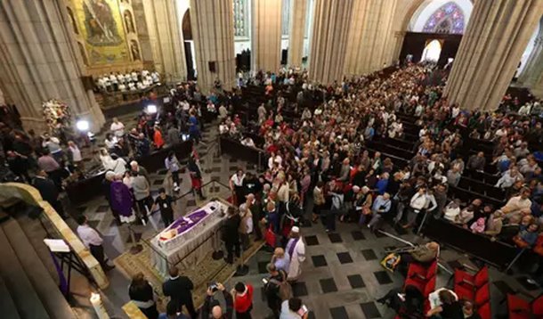 "Como aconteceu tantas vezes na luta contra a ditadura, hoje a tarde a população de São Paulo é chamada a comparecer a Praça da Sé, desta vez para prestar a última homenagem a dom Paulo, lutador exemplar pela democracia e pelos direitos humanos", escreve o articulista Paulo Moreira Leite; "Num país em que as liberdades públicas e direitos civis pareciam sólidas e permanentes há tão pouco tempo, mas foram colocadas em situação de risco e ameaça após a 'encenação, como diz Joaquim Barbosa, que produziu a queda de Dilma Rousseff, o adeus a dom Paulo é uma oportunidade para o país afirmar suas crenças e valores na democracia"