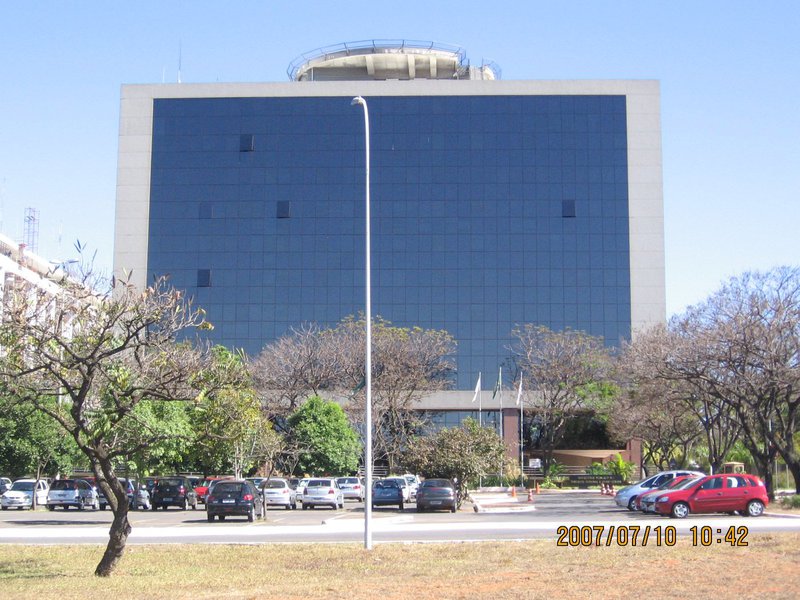 O Ministério Público (MPDF) constatou que o governo do Distrito Federal comete uma série de falhas no controle da frequência dos servidores da saúde; a Operação TrackCare, que levou servidores para prestar depoimento sobre suspeita de apresentarem atestados falsos, também identificou possíveis fraudes no registro das horas extras; em nota, a Secretaria de Saúde informou que gasta de R$ 8 milhões a R$ 10 milhões por mês com horas extras, e que 85% da rede tem ponto eletrônico