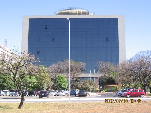 O Ministério Público (MPDF) constatou que o governo do Distrito Federal comete uma série de falhas no controle da frequência dos servidores da saúde; a Operação TrackCare, que levou servidores para prestar depoimento sobre suspeita de apresentarem atestados falsos, também identificou possíveis fraudes no registro das horas extras; em nota, a Secretaria de Saúde informou que gasta de R$ 8 milhões a R$ 10 milhões por mês com horas extras, e que 85% da rede tem ponto eletrônico