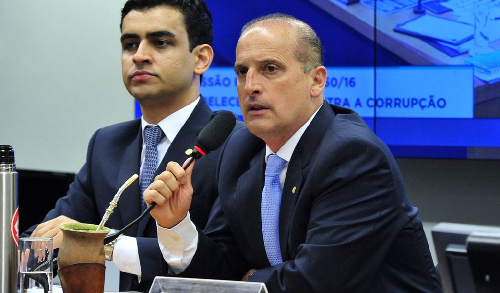 Deputados da comissão especial que analisa projeto de lei com medidas contra a corrupção voltaram a se reunir agora na Câmara para votar o novo relatório do deputado Onyx Lorenzoni (DEM-RS); ele manteve a criminalização da prática do caixa dois com responsabilização dos partidos políticos; o parlamentar apresentou a nova versão em que reduziu de 17 para 12 as medidas de combate à corrupção, retirando todos os pontos que não estavam previstos na lista de dez propostas enviadas pelo Ministério Público no projeto original