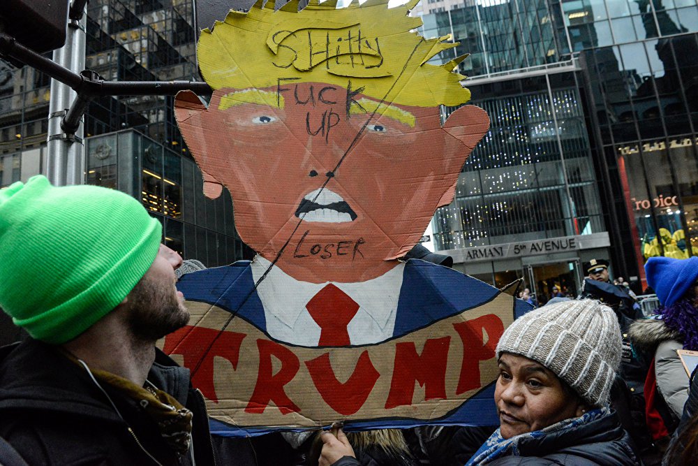 "O presidente Trump está comprometido com a eliminação de políticas nocivas e desnecessárias, como o Plano de Ação Climática. Retirar essas restrições ajudará muito os trabalhadores americanos, aumentando os salários em mais de 30 bilhões de dólares nos próximos 7 anos", informou o site da Casa Branca recentemente atualizado; no dia da posse, ele foi alvo de protestos em várias parte do mundo