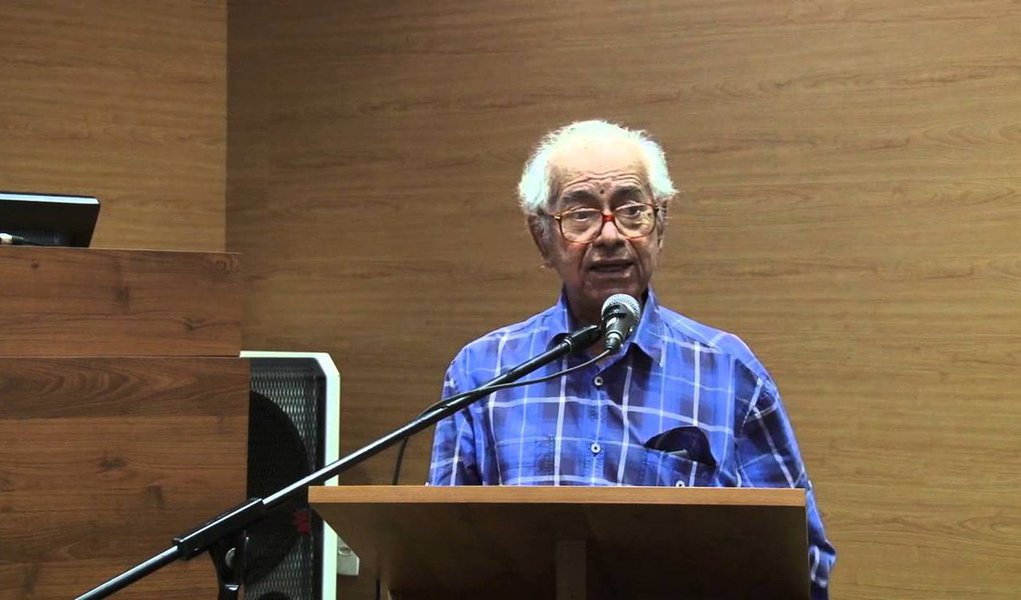 Morreu nesta terça (22), aos 89 anos, Antônio Modesto da Silveira, conhecido como o advogado que mais defendeu presos políticos durante a ditadura; no mundo do Direito, seu nome está ligado à defesa das liberdades democráticas; para o presidente da OAB-RJ, Felipe Santa Cruz, Modesto da Silveira era “um dos grandes defensores da democracia” no país; "Sempre se pautou por uma conduta ética de grande correção. Pessoalmente, tenho muita gratidão, pois ele foi advogado da minha família durante a ditadura, do caso do desaparecimento do meu pai. Um homem que deixou como exemplo um modelo de advocacia para que possamos seguir”, disse