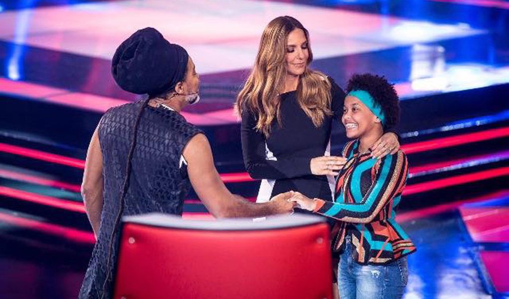 Cantor e compositor Milton Nascimento condenou as críticas e ofensas racistas sofridas pela participante do programa The Voice Kids Franciele Fernanda (14) na última segunda-feira (9), nas redes sociais; em vídeo no Facebook, Milton pede a intervenção da polícia para outras ações do gênero; "Irmã de música? Que música? Essa neguinha não canta p* nenhuma. O nível do brasileiro, seja qual for a área, tornou-se abaixo da crítica", comentou um usuário na postagem em que o cantor elogiava a jovem; assista