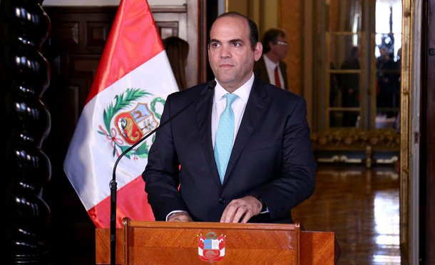 A Odebrecht não poderá participar de futuras licitações de obras públicas no Peru, anunciou o governo ontem (28), dias depois de a maior construtora da América Latina admitir o pagamento de subornos no país e em outras nações; a Odebrecht reconheceu na semana passada o pagamento de subornos de US$ 29 milhões de dólares no Peru entre 2005 e 2014, como parte de um acordo judicial nos Estados Unidos; o primeiro-ministro peruano, Fernando Zavala (foto), informou que o governo revisará a lei de contratações do Estado para incluir mecanismos que evitem que empresas que receberam sanções por corrupção possam participar de futuras licitações