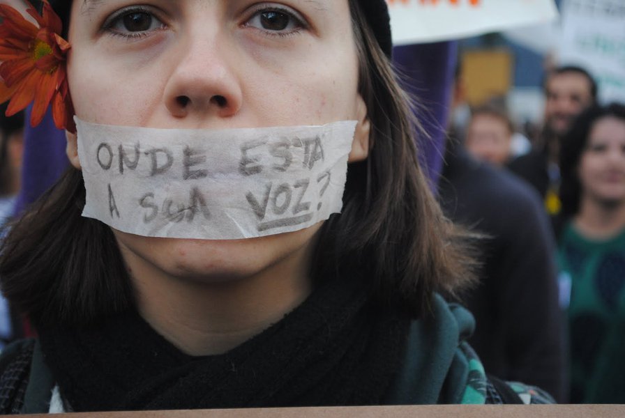 O regime ditatorial vem se instalando aos pouquinhos, começou pelo ataque mortal à democracia através do golpe e toma corpo a cada dia nos mais diferentes espaços onde a manifestação do pensamento é censurada e de jeitinho em jeitinho vão tentando silenciar as pessoas