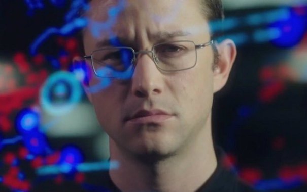 O filme retrata um período da história de Snowden, analista de sistemas que trabalhou no órgão de inteligência dos Estados Unidos, a CIA, e na agência nacional de segurança, a NSA. Interpretado por Joseph Gordon-Levitt (A Origem, 2010), a história trabalha os aspectos sociais que levaram um jovem conservador, aos 29 anos, a denunciar um esquema intenso de espionagem promovido pelo governo dos Estados Unidos