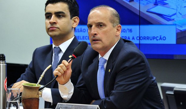 Deputados da comissão especial que analisa projeto de lei com medidas contra a corrupção voltaram a se reunir agora na Câmara para votar o novo relatório do deputado Onyx Lorenzoni (DEM-RS); ele manteve a criminalização da prática do caixa dois com responsabilização dos partidos políticos; o parlamentar apresentou a nova versão em que reduziu de 17 para 12 as medidas de combate à corrupção, retirando todos os pontos que não estavam previstos na lista de dez propostas enviadas pelo Ministério Público no projeto original