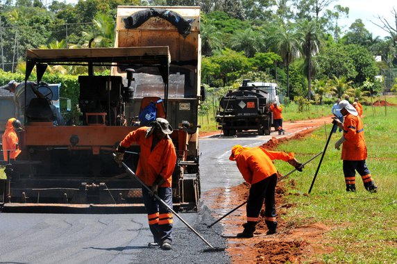 As obras da ciclovia na orla do Lago Paranoá foram retomadas; apesar de as equipes da Companhia Urbanizadora da Nova Capital do Brasil (Novacap) estarem mobilizadas somente com o tempo firme de hoje foi possível prosseguir com o serviço; a construção dos 6,5 quilômetros de pista para bicicletas ligando os Parques da Asa Delta e Península Sul está liberada desde o dia 17, quando o recurso da Procuradoria-Geral do Distrito Federal foi aceito e o Tribunal de Contas do DF cancelou a suspensão que durava desde 9 de janeiro; a expectativa é pavimentar um trecho de até 1,5 quilômetro com a massa asfáltica; uma extensão maior, de 4,6 quilômetros, já foi terraplanada
 