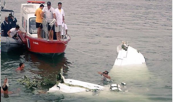 Corpo de Bombeiros resgatou os últimos dois corpos que estavam presos à fuselagem do avião que caiu na tarde de ontem no litoral de Paraty, no sul fluminense; corpos de um homem e uma mulher foram retirados na manhã de hoje (20) dos destroços submersos do avião pelas equipes de resgate; outras três vítimas do acidente, que também estavam no avião, entre elas o ministro do Supremo Tribunal Federal (STF) Teori Zavascki, já haviam sido resgatadas no início da madrugada
