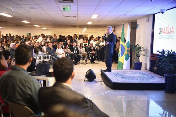 A grave crise econômica que atingiu o País obrigou gestores de todas as unidades da Federação a se reinventar para garantir a prestação de serviços públicos essenciais; de acordo com o governo do Distrito Federal, comandado por Rodrigo Rollemberg, foram devolvidos para a sociedade mais de 11,5 milhões de m² de terras públicas; outras medidas citadas foram revitalização de 38 km de margens do Lago Paranoá, construção do reservatório do Bananal, construção ou reforma de 17 terminais rodoviário, bloco 2 do Hospital da Criança, entre outras