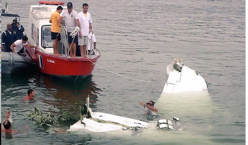 Corpo de Bombeiros resgatou os últimos dois corpos que estavam presos à fuselagem do avião que caiu na tarde de ontem no litoral de Paraty, no sul fluminense; corpos de um homem e uma mulher foram retirados na manhã de hoje (20) dos destroços submersos do avião pelas equipes de resgate; outras três vítimas do acidente, que também estavam no avião, entre elas o ministro do Supremo Tribunal Federal (STF) Teori Zavascki, já haviam sido resgatadas no início da madrugada