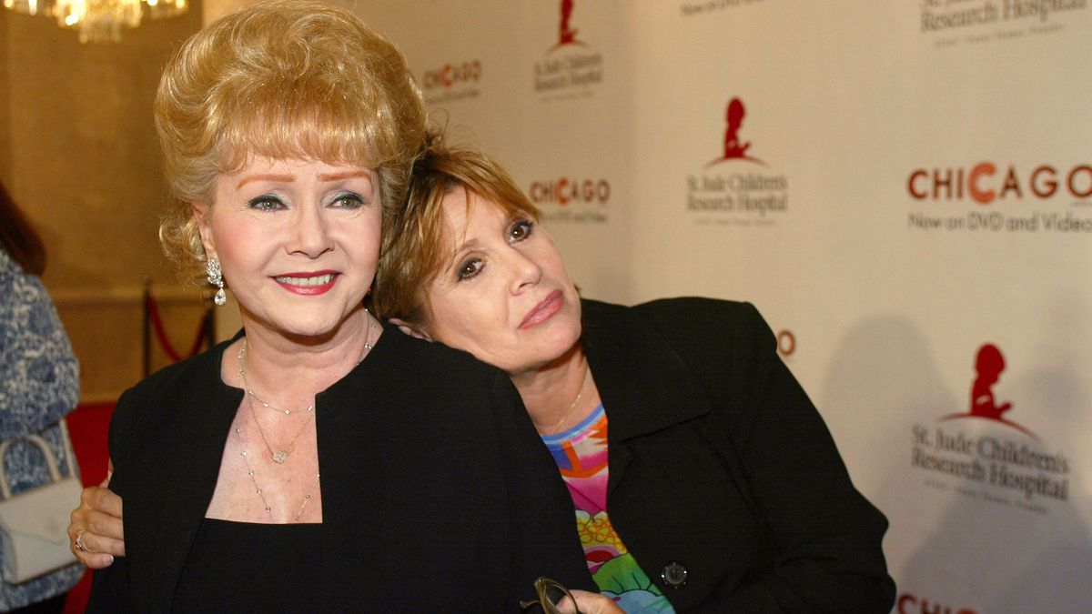 As estrelas de Hollywood Debbie Reynolds e Carrie Fisher, mãe e filha que morreram com apenas um dia de diferença nesta semana em Los Angeles, serão enterradas lado a lado e terão um funeral conjunto, informou a família; Todd Fischer, filho de Debbie e irmão mais novo de Carrie, disse na sexta-feira que uma imagem que ele viu de beija-flores no cemitério Forest Lawn Memorial Park, em Hollywood Hills, foi definitiva para escolher o lugar ideal para o enterro das duas atrizes