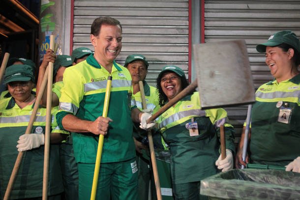 A cena de João Doria vestido de gari e empunhando vassouras, além de constrangedora, não é nada nova. Muito pelo contrário, remete ao populismo imbecilizado que teve em Jânio Quadros seu principal expoente. Se você achou a cena de hoje bizarra, prepare-se. Vai vir coisa muito pior pela frente