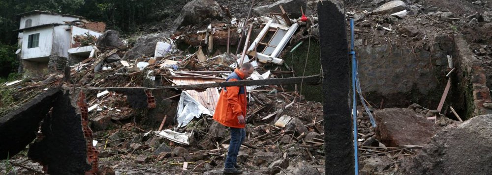 Um deslizamento provocado pelas chuvas matou duas pessoas em Petrópolis, região serrana do Rio; os corpos de um homem e de uma mulher, que estavam em suas casas atingidas por terra e rocha, foram resgatados por equipes do Corpo de Bombeiros, no bairro de Quitandinha; como há risco de novos deslizamentos, a rua permanece interditada e toda a área foi isolada; os moradores da região foram orientados a sair de casa e seguir para locais seguros