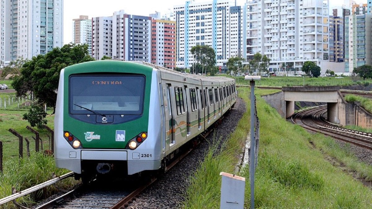 As passagens para os circulares, que rodam curtas distâncias, saltam de R$ 2,25 para R$ 2,50. As tarifas para média distância, que custavam R$ 3,25 passam a custar R$ 3,50. E as passagens que antes custavam R$ 4 sobem para R$ 5, tanto para ônibus quanto para metrô