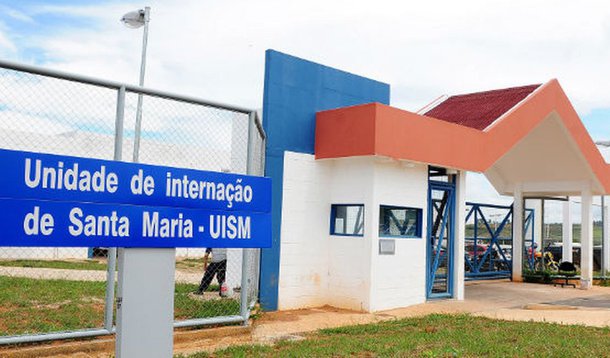 Um interno de 17 anos foi morto na unidade de internação de Santa Maria, no Distrito Federal; a Secretaria da Criança e do Adolescente informou que ele foi encontrado “em situação de enforcamento”, recebeu os primeiros socorros da equipe e foi encaminhado ao hospital, com ajuda de aparelhos