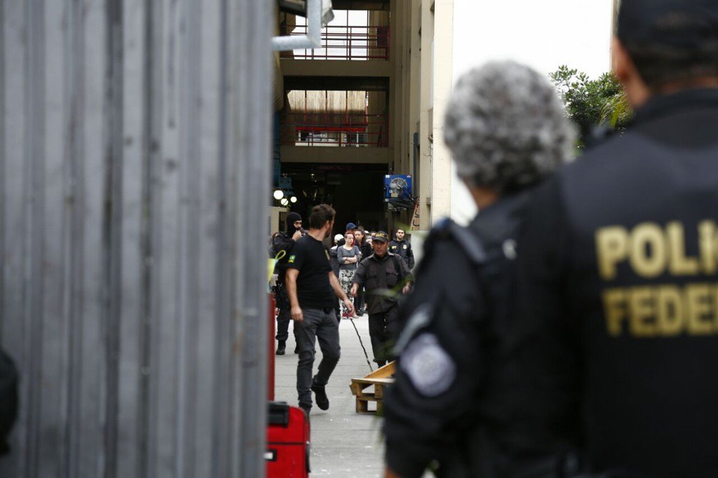 Os manifestantes que ocupavam a Universidade tecnológica Federal do Paraná (UTFPR) foram obrigados a deixar o prédio na madrugada desta sexta-feira (25), quando a Polícia Federal cumpriu mandado judicial de reintegração de posse do prédio; segundo a PF, 55 estudantes estavam no local – seis menores de idade, que foram encaminhados aos conselhos tutelares da cidade; a universidade foi ocupada no dia 18 último; com apoio da PM, os agentes federais chegaram ao prédio por volta de 4h e disponibilizaram ônibus para retirada dos alunos