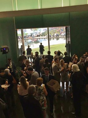 Enquanto a polícia combatia uma manifestantes contra a PEC 55, do teto dos gastos, em frente ao Congresso Nacional na noite desta terça-feira 29, os parlamentares participavam de um coquetel do lado de dentro, ignorando a violência e a repressão; a foto do retrato do Brasil viralizou nas redes sociais