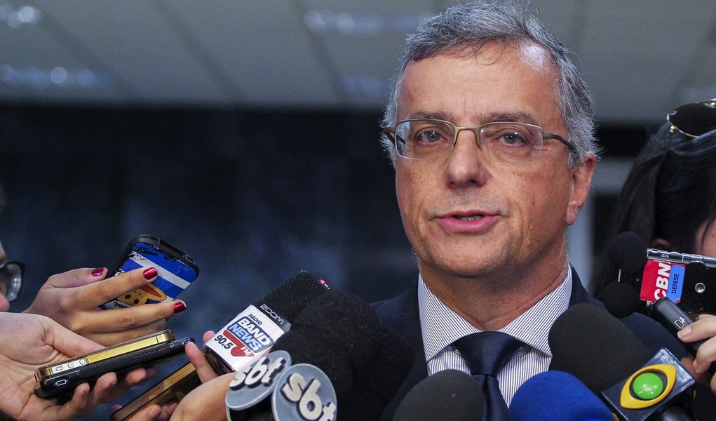 
O presidente da Caesb, Maurício Luduvice, informou que, apesar do início do racionamento no Distrito Federal, a cobrança da tarifa extra sobre a conta de água não será suspensa; de acordo com o dirigente, a cobrança é necessária para ajudar a combater a crise hídrica mais grave registrada na história do DF; “[A tarifa extra vai ser mantida] porque a gente está em uma crise hídrica muito séria. Não é apenas uma única medida. São várias. A gente vem, gradualmente, colocando essas medidas em prática, à medida em que a crise hídrica vai se agravando”, disse Luduvice
