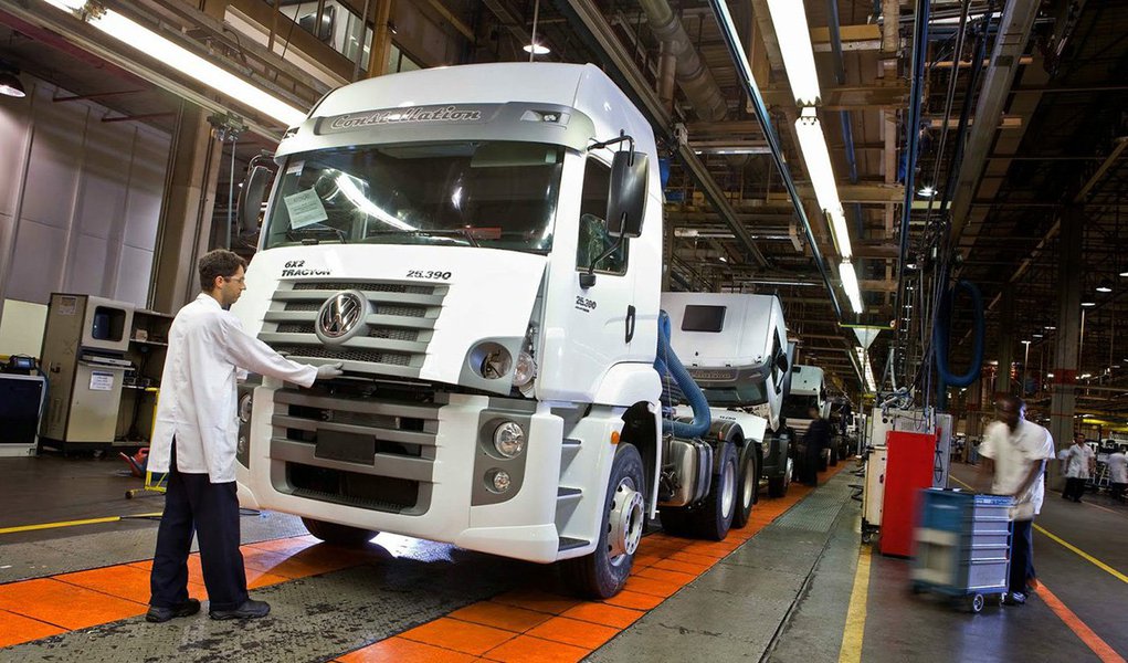 Unidade de caminhões e ônibus do grupo Volkswagen vai investir 420 milhões de euros em novos produtos e modernização de produção no Brasil nos próximos cinco anos; "Estou confiante de que a economia brasileira está atingindo o fundo e vai se recuperar nos próximos anos", disse o presidente da divisão Volkswagen Truck &amp; Bus, Andreas Renschler