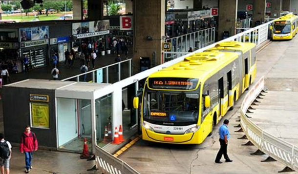 A mais nova desculpa criada por Rollemberg é para tentar justificar o segundo aumento nas passagens de ônibus e metrô! Somando-se o aumento de setembro de 2015 ao decretado no último dia 30/12, no apagar das luzes de 2016, contando com a distração da população, tem-se um rombo de até 66% no orçamento dos trabalhadores