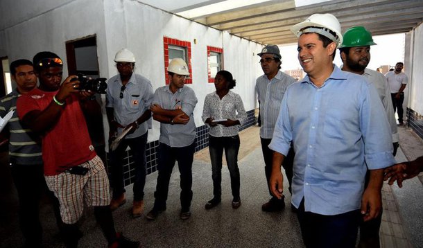 Um dia após confirmação de sua reeleição, o prefeito Edivaldo Holanda (PDT) vistoriou duas das vinte creches que prometeu em 2012 construir até este ano; os prédios estão na etapa de acabamento e pintura, devendo ser iniciada em breve a instalação da caixa d'água; "Continuamos honrando nosso compromisso com a população ludovicense. Além de trabalhar para reduzir o déficit habitacional em nossa cidade, estamos garantindo à população também os equipamentos sociais que elas precisam, expandindo a rede escolar municipal", explicou o prefeito
