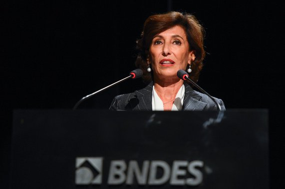 Presidente do Banco Nacional de Desenvolvimento Econômico e Social (BNDES), Maria Silvia Bastos, afirmou nesta terça-feira 8 que não descarta que o banco devolva ao governo mais do que os R$ 100 bilhões de títulos públicos previstos para os próximos três anos; "Não é algo que deve ser descartado, mas deve vir num conjunto de medidas que tornem o banco blindado em relação ao futuro", disse a executiva; segundo ela, para que o valor seja maior que os R$ 40 bilhões este ano e R$ 30 bilhões nos próximos dois anos, teriam que ser criadas condições para garantir ao BNDES recursos para seus compromissos, além de uma autorização do TCU