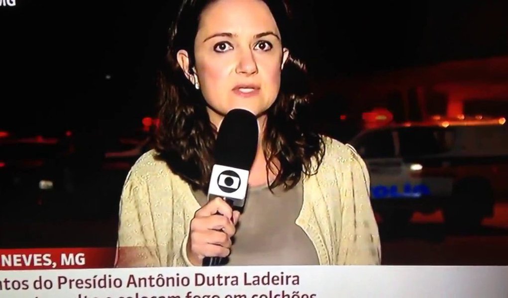 Jornalista Larissa Carvalho foi alvo de agressão de uma mulher em Ribeirão das Neves, região metropolitana de Belo Horizonte; durante a matéria a repórter repassou informações da PM de que não havia feridos no presídio o que, de acordo com os parentes, é mentira; a agressora a derrubou e em seguida foi detida por um policial; assista