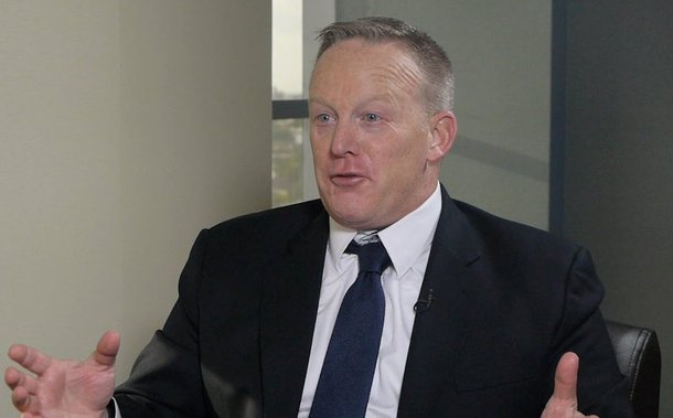 Um importante assessor do presidente eleito dos Estados Unidos, Donald Trump, disse em entrevista exibida no domingo que a Casa Branca pode ter punido de forma desproporcional a Rússia ao determinar a expulsão de 35 supostos espiões russos; o futuro secretário de imprensa da Casa Branca, Sean Spicer, disse que Trump fará questionamentos às agências de inteligência dos EUA depois que o presidente Barack Obama impôs sanções na semana passada contra duas agências de inteligência russas devido ao que disse ser o envolvimento delas em ataques cibernéticos a grupos políticos na eleição presidencial de 2016 dos EUA