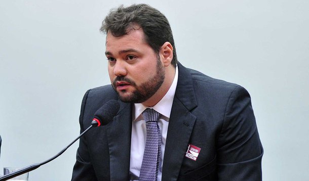 A 8ª turma do Tribunal Regional Federal da 4ª Região absolveu nesta quarta (23) dois executivos da OAS condenados pelo juiz Sergio Moro na Operação Lava Jato; o ex-diretor financeiro Mateus Coutinho de Sá (foto) havia sido condenado a 11 anos de prisão pelos crimes de corrupção, lavagem de dinheiro e de pertencer a organização criminosa; o engenheiro civil Fernando Augusto Stremel Andrade foi sentenciado a quatro anos de reclusão por lavagem de dinheiro; as defesas recorreram da condenação à segunda instância; o relator do processo, o desembargador João Pedro Gebran Neto, considerou que não havia provas de que os dois cometeram os crimes de que foram acusados