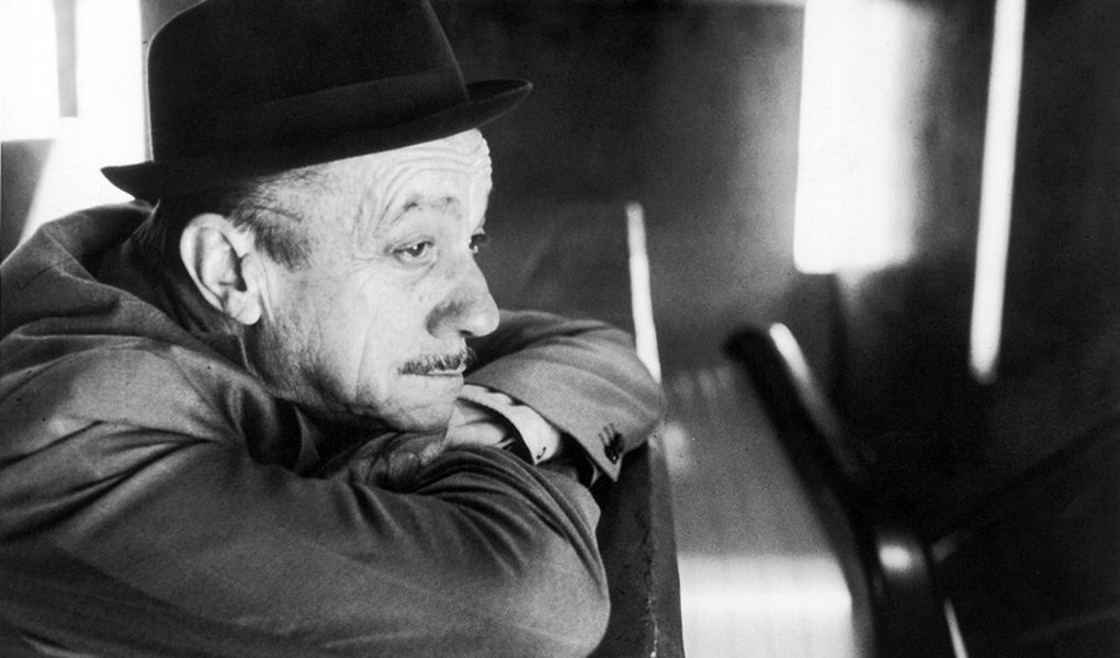 Câmara de Vereadores de São Paulo aprovou projeto de lei que declara como patrimônio histórico e cultural a obra do sambista Adoniran Barbosa; pelo texto, a municipalidade passará a ser obrigada a garantir a preservação de toda a obra do artista, "incluindo as composições e poesias"; Adoniran, que fez obras memoráveis como Trem das onze, Saudosa Maloca, Tiro ao Álvaro, Iracema e Samba do Arnesto, faleceu em 1982, aos 72 anos; proposta do vereador Toninho Paiva (PR) ainda terá que ser sancionada pelo prefeito Fernando Haddad