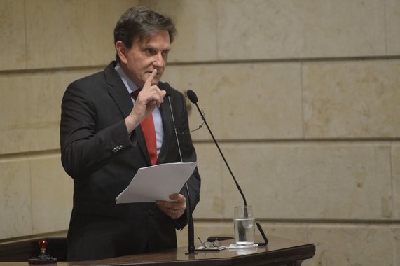 Em seu discurso de posse na manhã deste domingo na Câmara Municipal do Rio de Janeiro, o prefeito Marcelo Crivella voltou a defender a necessidade de cortar gastos, enumerou propostas em áreas prioritárias e agradeceu a Deus, familiares e apoiadores, destacando a votação entre os eleitores evangélicos; "É com imenso senso de responsabilidade e prudência, mas também com fé e sem medo, que assumo a prefeitura da cidade do Rio de Janeiro. Venho cumprir o mandato com a determinação de cuidar das pessoas. É para essa nobre missão que peço humildemente a benção de Deus", disse Crivella