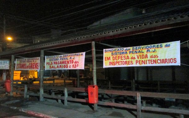 Ao decretar greve até a próxima segunda-feira (23), o Sindicato dos Servidores do Sistema Penal do Rio de Janeiro denunciou a situação de insegurança que era enfrentada por inspetores penitenciários que trabalham em Japeri, na Baixada Fluminense; segundo o texto de autoria do presidente do sindicato, Gutembergue de Oliveira, criminosos que hostilizavam inspetores penitenciários passaram a exigir que eles abaixassem os vidros e se identificassem no caminho de ida e volta para o presídio em que trabalham. A nota classifica a situação de "total descalabro que demonstra a falência do poder estatal em determinados territórios do Estado"