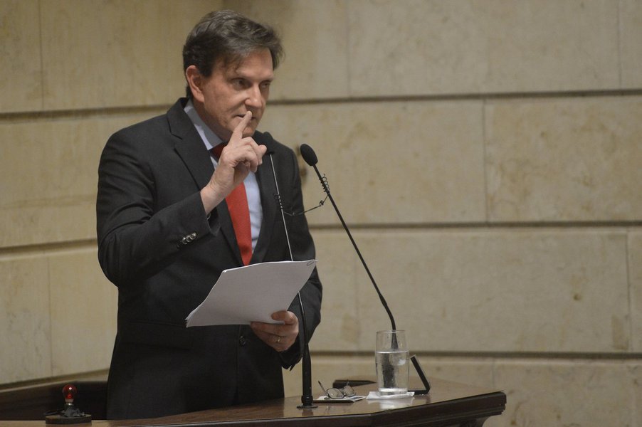 Em seu discurso de posse na manhã deste domingo na Câmara Municipal do Rio de Janeiro, o prefeito Marcelo Crivella voltou a defender a necessidade de cortar gastos, enumerou propostas em áreas prioritárias e agradeceu a Deus, familiares e apoiadores, destacando a votação entre os eleitores evangélicos; "É com imenso senso de responsabilidade e prudência, mas também com fé e sem medo, que assumo a prefeitura da cidade do Rio de Janeiro. Venho cumprir o mandato com a determinação de cuidar das pessoas. É para essa nobre missão que peço humildemente a benção de Deus", disse Crivella