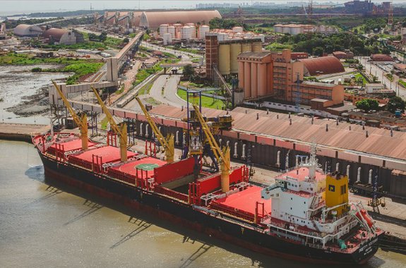 Mesmo em um ano desafiador, com a crise econômica, a Empresa Maranhense de Administração Portuária (Emap) encerrou 2016 com 16,9 milhões de toneladas movimentadas; apesar do cenário climático adverso e da crise econômica, a empresa informou ter reduzido os gastos em R$ 25 milhões em relação ao orçado para 2016, o que possibilitou fechar o ano com lucro líquido de R$ 42,9 milhões; em 2014, o Itaqui movimentou 18 milhões de toneladas com lucro líquido de R$ 4 milhões; em 2016, os 16,9 milhões de toneladas movimentadas resultaram em um lucro de R$ 43 milhões, dez vezes superior