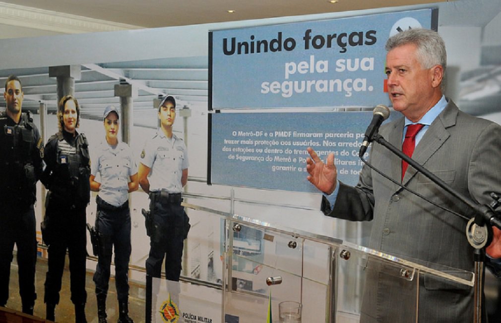 A segurança nas 24 estações do metrô terá reforço da Polícia Militar em aproximadamente 10 dias; os 150 agentes contratados pela Companhia do Metropolitano do DF (Metrô-DF) para fazer a patrulha contarão com os policiais militares para percorrer o interior das estações e dos trens e as áreas próximas; com isso, cerca de 200 mil pessoas que usam esse meio de transporte diariamente terão mais tranquilidade para circular