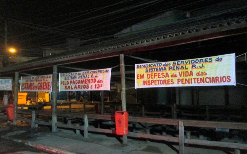 Ao decretar greve até a próxima segunda-feira (23), o Sindicato dos Servidores do Sistema Penal do Rio de Janeiro denunciou a situação de insegurança que era enfrentada por inspetores penitenciários que trabalham em Japeri, na Baixada Fluminense; segundo o texto de autoria do presidente do sindicato, Gutembergue de Oliveira, criminosos que hostilizavam inspetores penitenciários passaram a exigir que eles abaixassem os vidros e se identificassem no caminho de ida e volta para o presídio em que trabalham. A nota classifica a situação de "total descalabro que demonstra a falência do poder estatal em determinados territórios do Estado"
