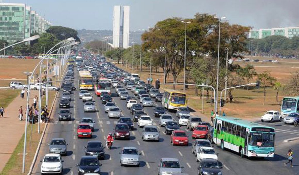 Para acelerar o processo de entrega de multas, o DER-DF aderiu o Sistema de Notificação Eletrônica (SNE), do Denatran; com o programa, os condutores poderão receber até 40% de desconto em multas a partir desta segunda-feira (2); o sistema vai comunicar a infração ao condutor em até três dias; atualmente, pelo meio impresso, a operação pode demorar até dois meses; a ferramenta permite ainda emitir um código de barras, que possibilita pagamento pelo celular