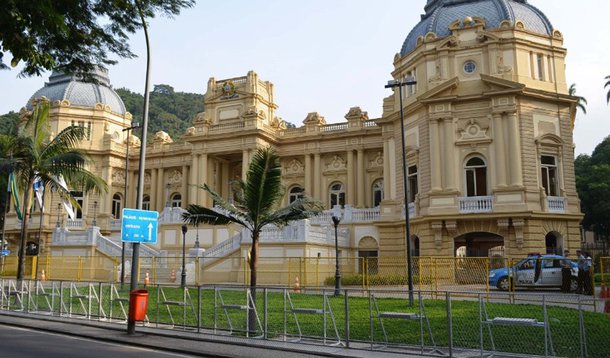 Governo do Rio de Janeiro espera assinar nesta quinta-feira (26) com o governo federal uma ajuda financeira que pode representar alívio de cerca de R$ 50 bilhões; negociações prevêem que o Estado poderá postergar ou suspender por 3 anos dívidas com a União, o que traria um alívio de R$ 27 bilhões; como garantia do empréstimo, o Estado dará Companhia Estadual de Águas e Esgotos (Cedae)