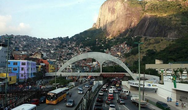 O Tribunal de Contas (TCE-RJ) aprovou voto do conselheiro José Gomes Graciosa que aponta superfaturamento e sobrepreço de R$ 219 milhões em contratos das obras do Programa de Aceleração do Crescimento (PAC) na comunidade da Rocinha, zona sul do Rio, e nos complexos de Manguinhos e do Alemão, na zona norte da cidade, iniciadas em 2008; para garantir o ressarcimento aos cofres públicos, o TCE determinou à Secretaria de Estado de Fazenda a retenção imediata de créditos que as construtoras contratadas tenham a receber por parte do estado até que seja atingido o valor apurado pelo tribunal