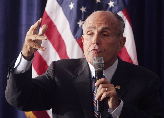 O presidente dos EUA, Barack Obama, está tentando criar no fim do seu mandato problemas para o futuro chefe de Estado norte-americano, Donald Trump, ao adotar sanções contra a Rússia, disse o conselheiro de presidente eleito, ex-prefeito de Nova York, Rudolph Giuliani; "Nunca vi antes um presidente tentando criar tantos problemas para o seu sucessor", afirmou Giuliani à Fox News; segundo ele, Trump está sendo privado de "instrumentos de pressão" muito importantes nas relações com a Rússia