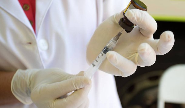 A Secretaria Estadual de Saúde do Rio de Janeiro anunciou que vai distribuir vacinas contra a febre amarela para 14 municípios fluminenses com o intuito de criar uma região de bloqueio contra o avanço da doença; as cidades ficam no Norte e Noroeste do estado, próximas à divisa com Minas Gerais e Espírito Santo; a vacinação será realizada pelas secretarias municipais em cada cidade, de acordo com a orientação do Ministério da Saúde