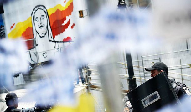 
Servidores de várias categorias fizeram uma manifestação em frente ao Palácio Tiradentes, sede da Alerj, primeiro dia de votação do pacote de austeridade do governo do Rio; entre as causas do protesto estão problemas no pagamento e contra as medidas de arrocho propostas pelo executivo para tentar regularizar as contas públicas; Força Nacional e PM reforçaram a segurança; foram instaladas barreiras formadas por grades na frente da construção para proteger o prédio; as votações acontecem até o dia 15 deste mês; inicialmente, o pacote previa a economia de R$ 27 bilhões; com o corte de algumas das medidas, as propostas preveem uma economia de R$ 11 bilhões
